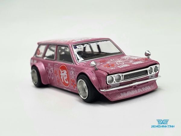 Xe Mô Hình Datsun Kaido 510 Wagon Hanami V1 1:64 Kaido House / MiniGT (Hồng)