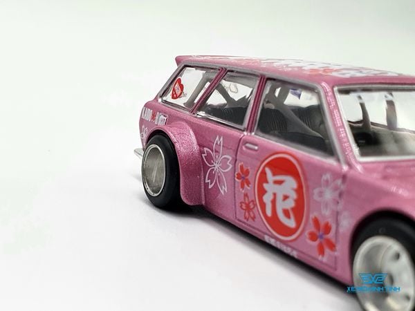 Xe Mô Hình Datsun Kaido 510 Wagon Hanami V1 1:64 Kaido House / MiniGT (Hồng)