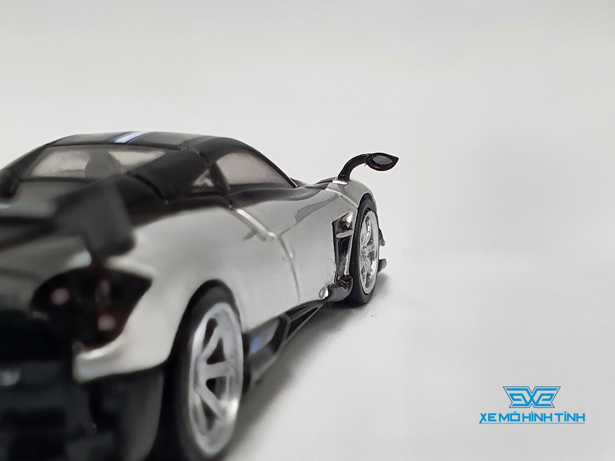 Pagani Huayra BC, mô hình 1:64, Tarmac Works, Bạc: Xem ngay mô hình xe Pagani Huayra BC độc đáo với tỉ lệ mô hình 1:64, được sản xuất với độ hoàn thiện cao và màu sắc bạc bắt mắt. Tarmac Works đã tạo ra một sản phẩm đẹp mắt và chất lượng cho những tín đồ mô hình ô tô.