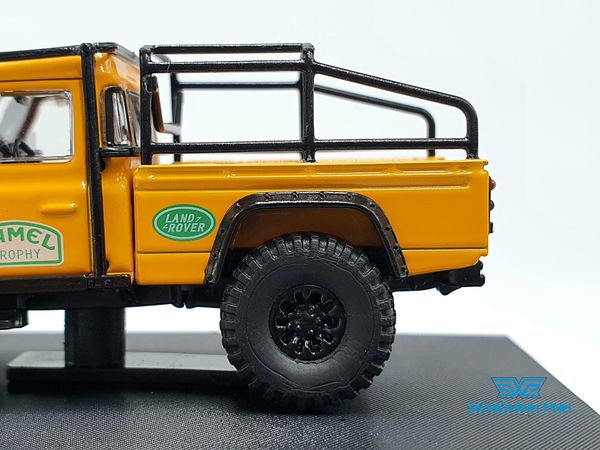 Xe Mô Hình Hình Land Rover Defender 110 1:64 Master ( Vàng Camel)