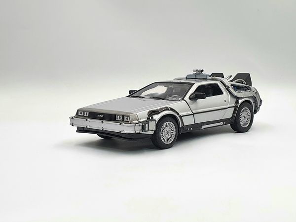 XE MÔ HÌNH DMC BACK TO THE FUTURE II 1:24 WELLY (BẠC)