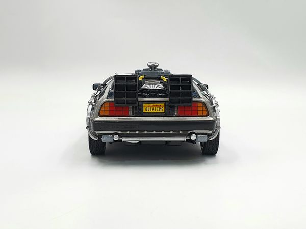 XE MÔ HÌNH DMC BACK TO THE FUTURE II 1:24 WELLY (BẠC)