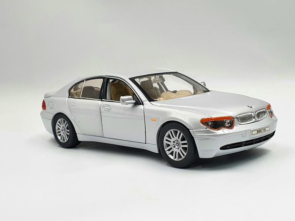 XE MÔ HÌNH BMW 745I 1:24 WELLY (BẠC)