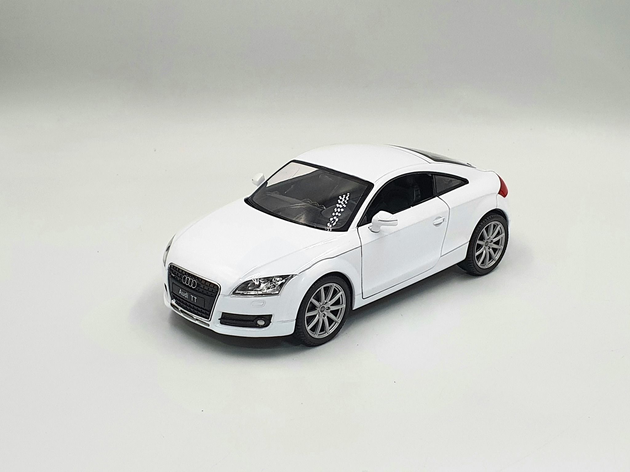 AUDI - Audi TT Coupe ミニカー 1/24 WELLY製 ホワイト 1/24 Welly FX 2014 Audi TT (White) Diecast Car Model