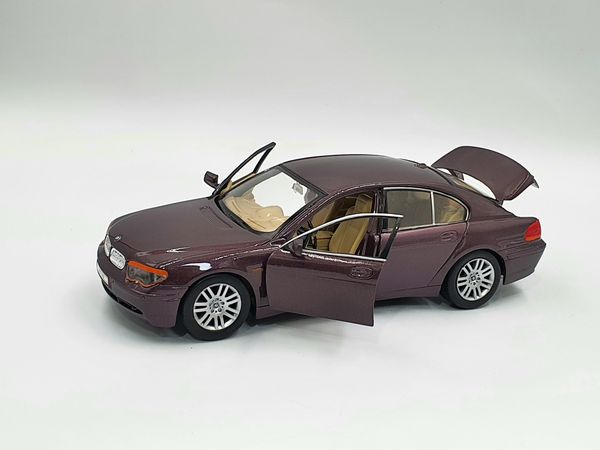 Xe Mô Hình Bmw 745I 1:24 Welly (Tím)