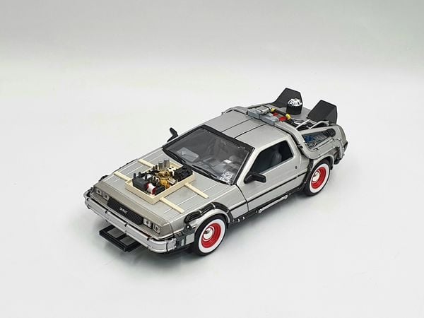 XE MÔ HÌNH DMC BACK TO THE FUTURE III 1:24 WELLY (BẠC)