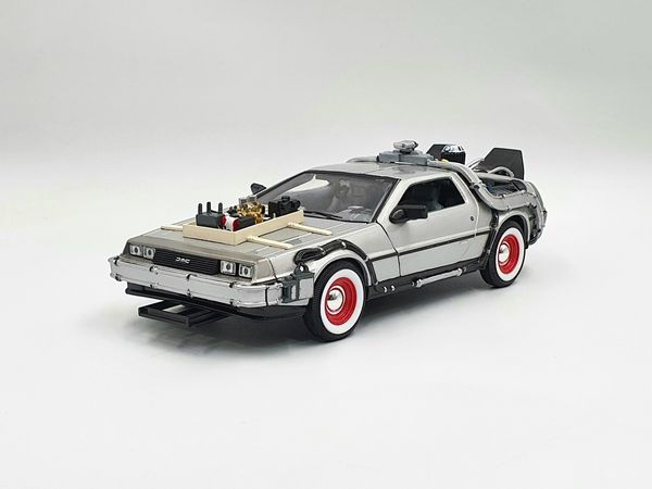 XE MÔ HÌNH DMC BACK TO THE FUTURE III 1:24 WELLY (BẠC)