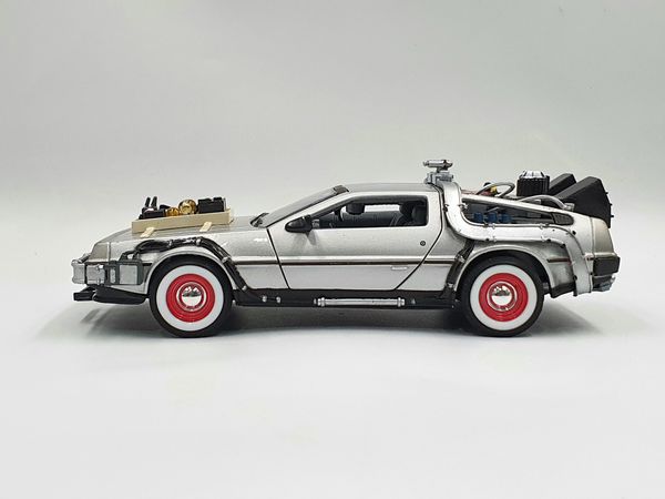 XE MÔ HÌNH DMC BACK TO THE FUTURE III 1:24 WELLY (BẠC)