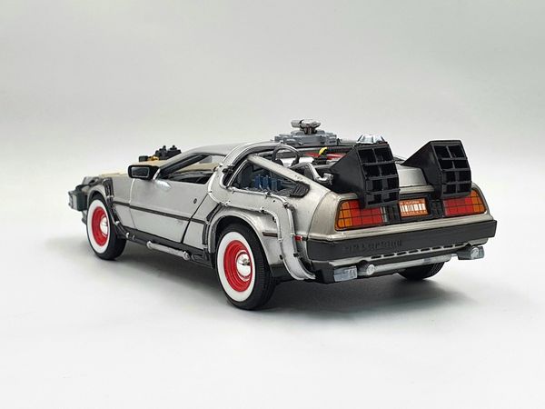 XE MÔ HÌNH DMC BACK TO THE FUTURE III 1:24 WELLY (BẠC)