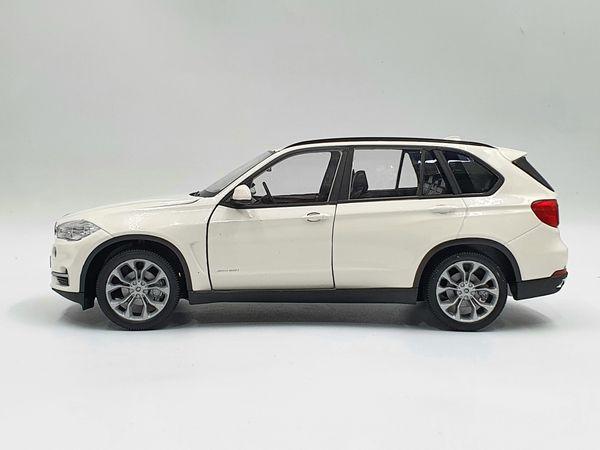 XE MÔ HÌNH BMW X5 1:24 WELLY (TRẮNG)