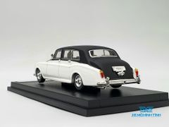 Xe Mô Hình Rolls-Royce Phantom VI 1:64 DCM ( Trắng Mui Đen )