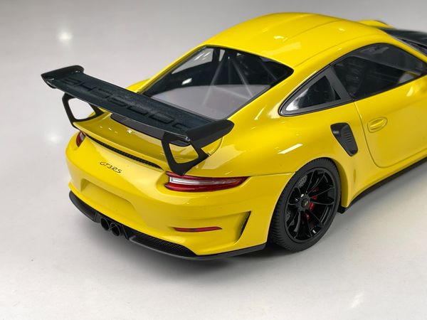 Xe Mô Hình Porsche 911 (911.2) GT2 RS 2018 1:18 Minichamps (Vàng)