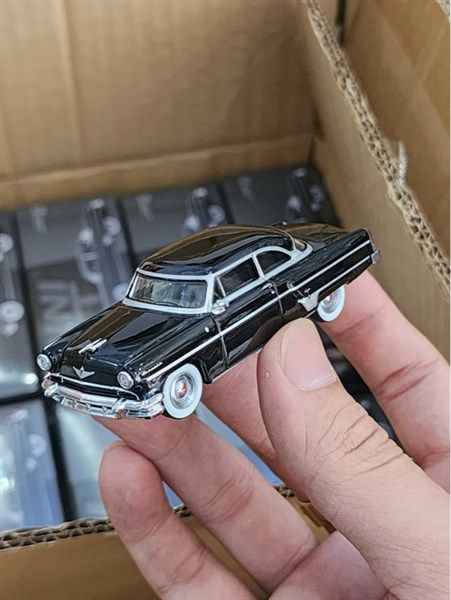 Xe mô hình Lincoln Capri 1954 Black LHD 1:64 MiniGT ( Đen )