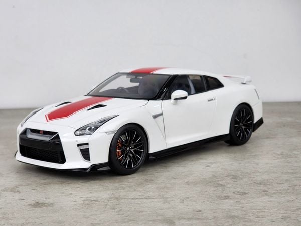 Xe Mô Hình Nissan GT-R(R35) 50th AnniVersary 1:18 MotorHelix (Brilliant Pear White)