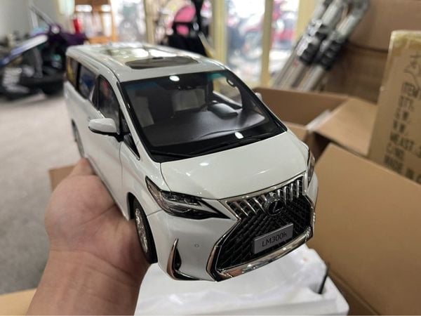 Xe Mô Hình Lexus LM300h White Pearl Cs 1:18 Kyosho (Trắng)