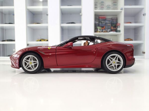 XE MÔ HÌNH FERRARI CALIFORNIA T 1:18 CLOSE TOP BBURAGO (SIGNATURE SERIES)