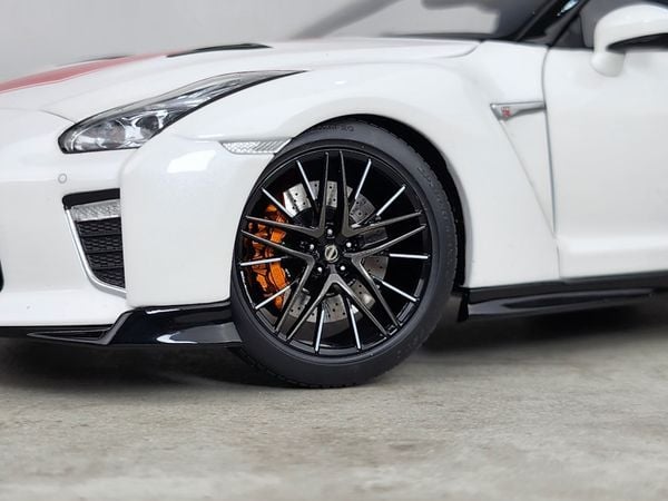 Xe Mô Hình Nissan GT-R(R35) 50th AnniVersary 1:18 MotorHelix (Brilliant Pear White)
