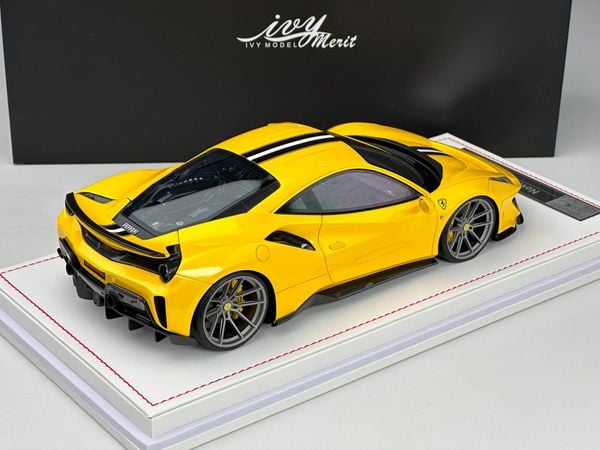 Xe Mô Hình Ferrari 488 Pista Novitec 1:18 IVY Model (Vàng Sọc Đen)