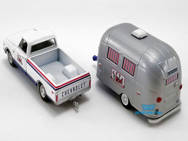 Xe Mô Hình 1968 Chevrolet C-10 With 16' Airstream Bambi 1:64 ACME ( Trắng Xanh )