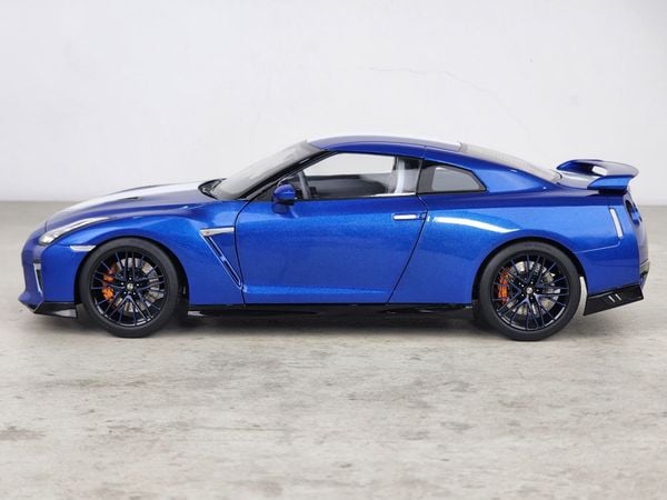 Xe Mô Hình Nissan GT-R(R35) 50th AnniVersary 1:18 MotorHelix (Wangan Blue)