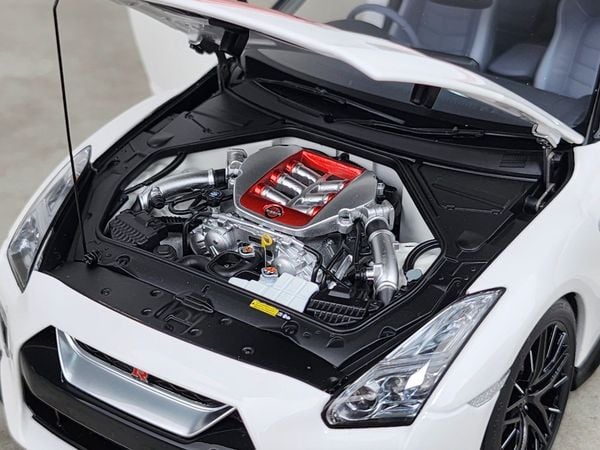 Xe Mô Hình Nissan GT-R(R35) 50th AnniVersary 1:18 MotorHelix (Brilliant Pear White)