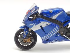 XE MÔ HÌNH YAMAHA M1 GO NO5 1:18 NEWRAY (xanh)