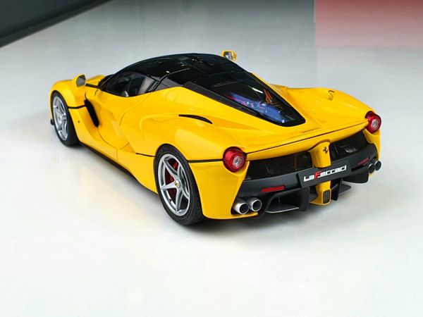 Xe Mô Hình Ferrari LaFerrari 1:18 BBR Models ( Vàng Mui Đen )