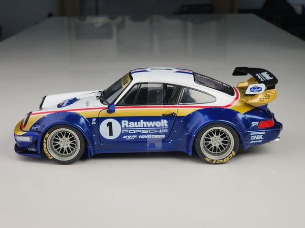 Xe mô hình Poreche RWB - RauhWelt - 2022 1:18 Solido (Xanh- Trắng)