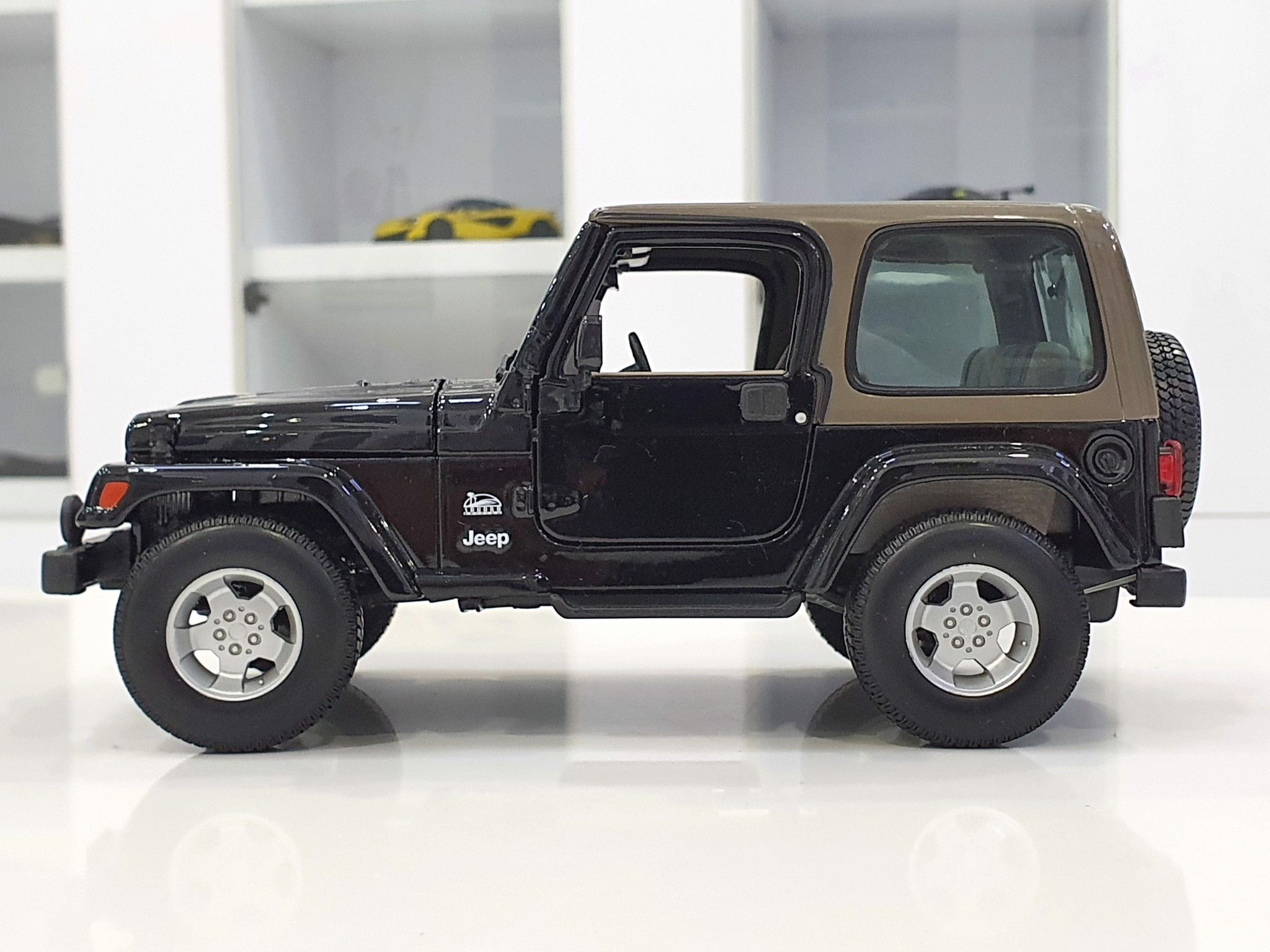 Xe Mô Hình Jeep Wrangler Sahara 1:18 Maisto (Đen) – Shop Xe Mô Hình Tĩnh