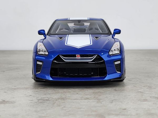 Xe Mô Hình Nissan GT-R(R35) 50th AnniVersary 1:18 MotorHelix (Wangan Blue)