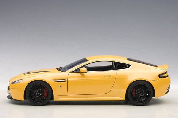 XE MÔ HÌNH ASTON MARTIN V12 VANTAGE S 1:18 AUTOART (VÀNG)