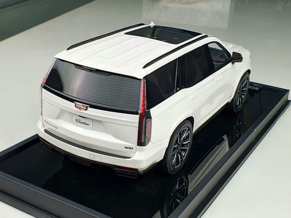 Xe Mô Hình Cadillac Escalade Sport Platinum 1:18 Motorhelix (Pearl White)