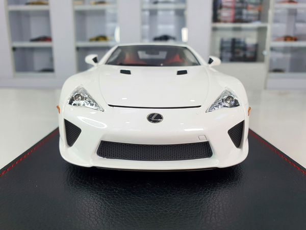 Xe Mô Hình Lexus LFA 2012 1:18 IVY Model (Trắng)