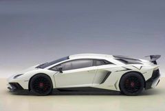 1/18 LAMBORGHINI AVENTADOR LP750-4 SV (BIANCO CANOPUS/PEARL WHITE)