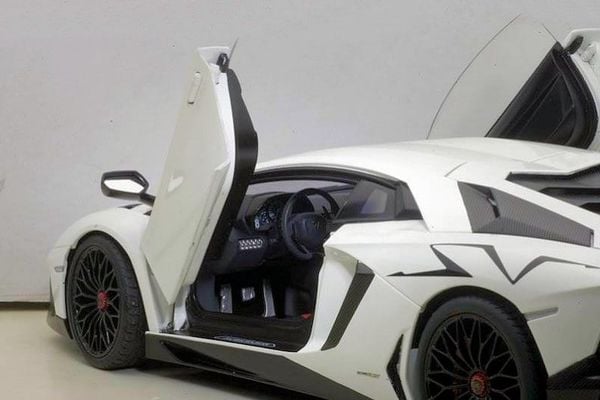 1/18 LAMBORGHINI AVENTADOR LP750-4 SV (BIANCO CANOPUS/PEARL WHITE)