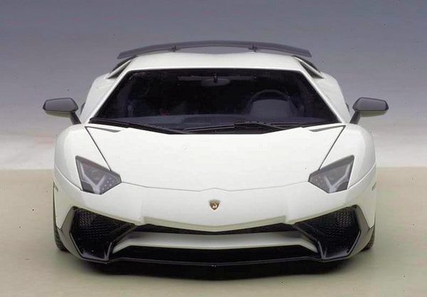 1/18 LAMBORGHINI AVENTADOR LP750-4 SV (BIANCO CANOPUS/PEARL WHITE)