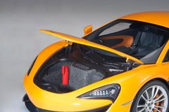 76044 MH 1:18 McLAREN 570S (McLAREN ORANGE/SILVER WHEELS)