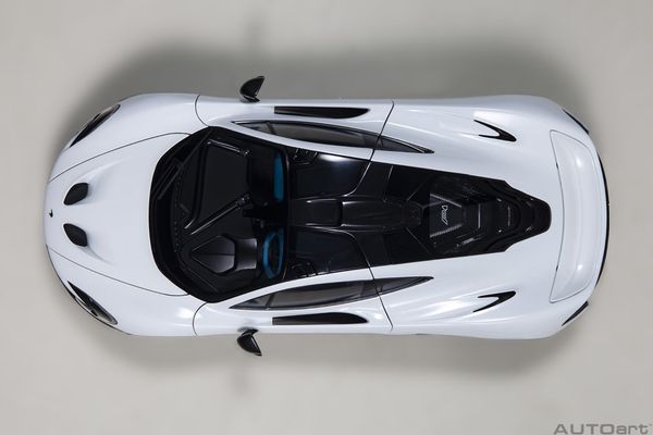 Xe Mô Hình McLAREN P1 1:18 Autoart (ALASKAN DIAMOND WHITE W/ BLUE/BLACK INTERIOR )