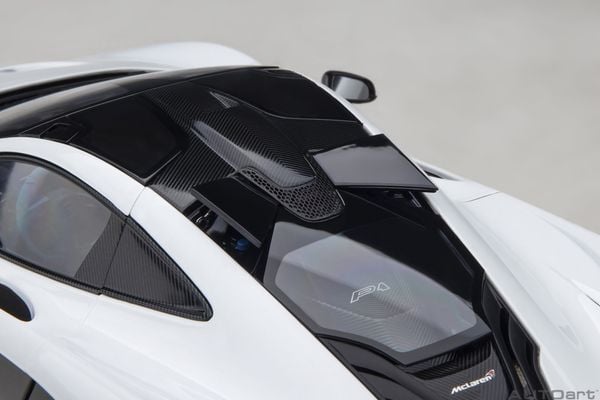 Xe Mô Hình McLAREN P1 1:18 Autoart (ALASKAN DIAMOND WHITE W/ BLUE/BLACK INTERIOR )