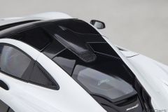 Xe Mô Hình McLAREN P1 1:18 Autoart (ALASKAN DIAMOND WHITE W/ BLUE/BLACK INTERIOR )