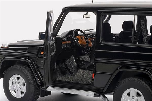 1/18 MERCEDES-BENZ G MODEL 90'S SWB (BLACK)u