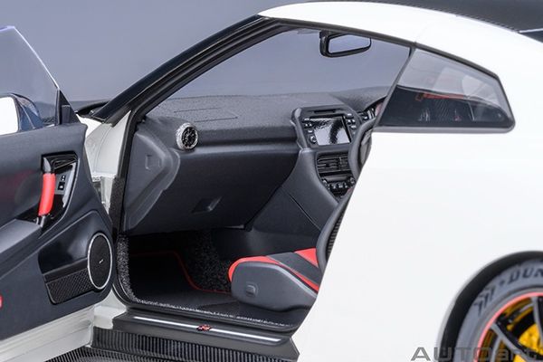 Xe Mô Hình NISSAN GT-R (R35) NISMO 2022 SPECIAL EDITION 1:18 AUTOart ( Brilliant White Pearl )