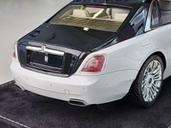 Xe Mô Hình Rolls-Royce Ghost 1:18 HH Model ( Trắng Mui Đen )