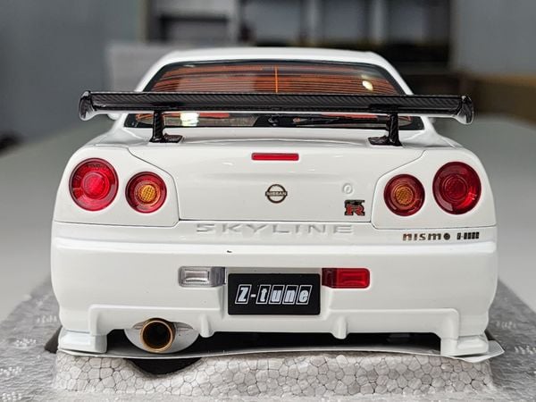 Xe mô hình Nissan Nismo R34 GT-R Z-Tune 1:18 Mortor Helix ( Trắng )