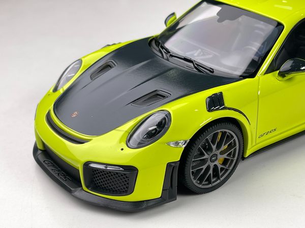 Xe Mô Hình Porsche 911 (911.2) GT2 RS 2018 1:18 Minichamps (Xanh Chuối)