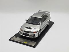 XE MÔ HÌNH Mitsubishi Lance Evolution V 1:18 TarmacWorks (BẠC)