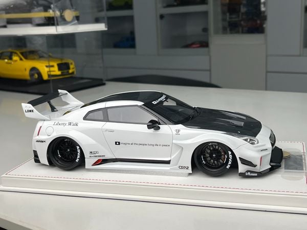 Xe Mô Hình Nissan GTR R35 Liberty Walk 1:18 LB Performance ( Trắng mui đen )