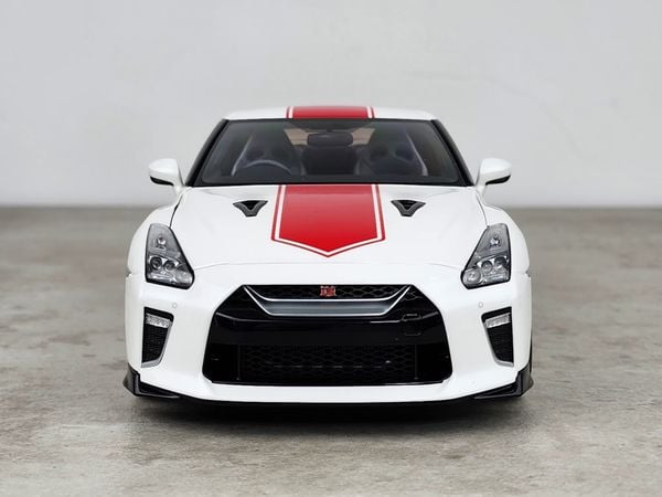 Xe Mô Hình Nissan GT-R(R35) 50th AnniVersary 1:18 MotorHelix (Brilliant Pear White)