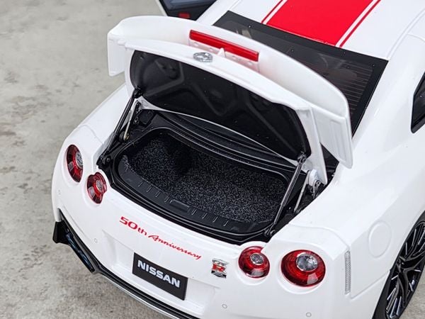 Xe Mô Hình Nissan GT-R(R35) 50th AnniVersary 1:18 MotorHelix (Brilliant Pear White)