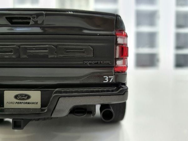 Xe Mô Hình Ford F-150 2022 Lead Foot 1:18 GTSpirit (Đen)